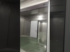 Una porta del congelatore ad alta velocità è il modo migliore per ridurre la perdita di aria fredda?